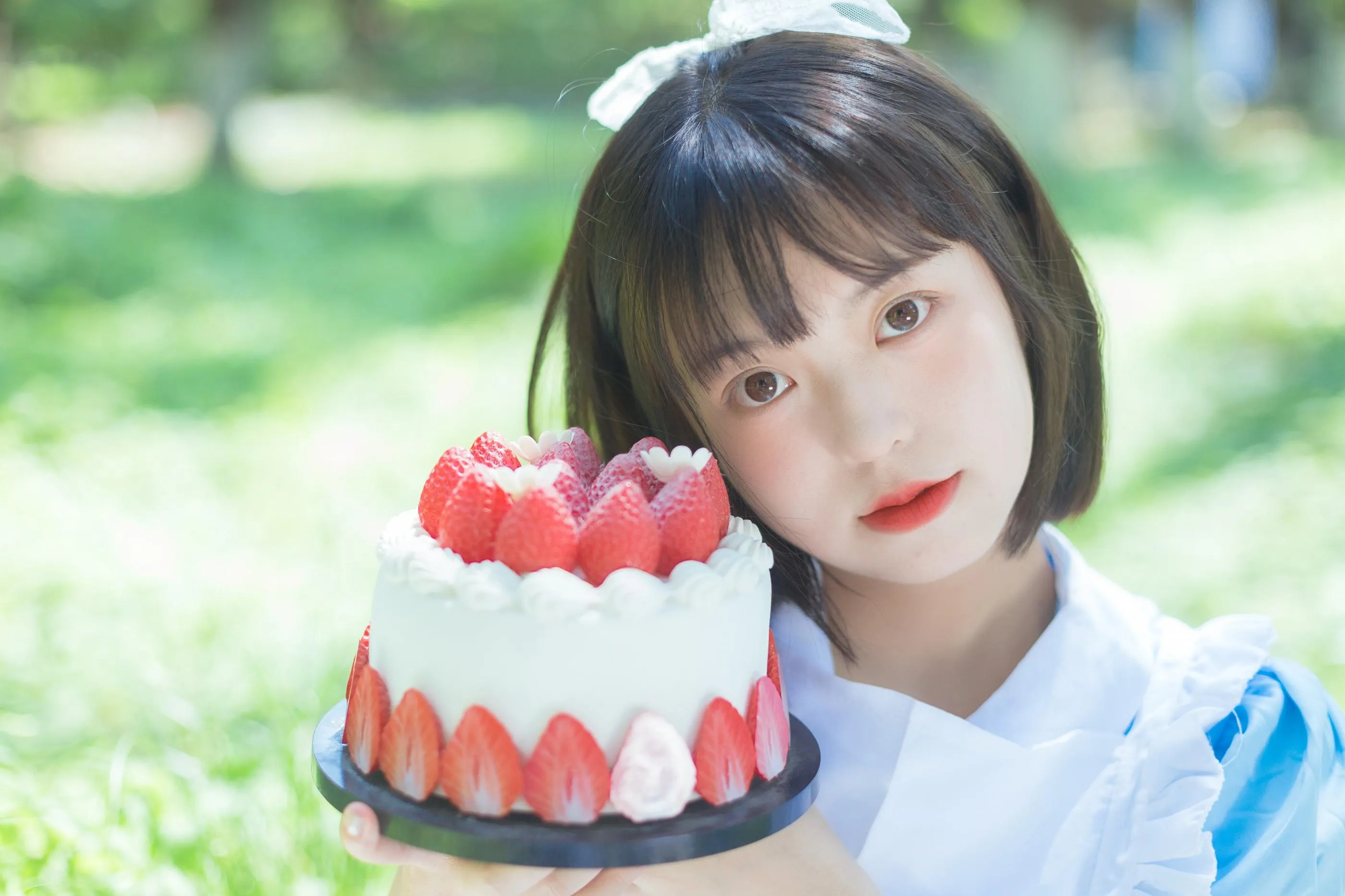 [YITUYU艺图语]2022.08.05 雏菊和草莓 哈吉麻花 [32P]插图3